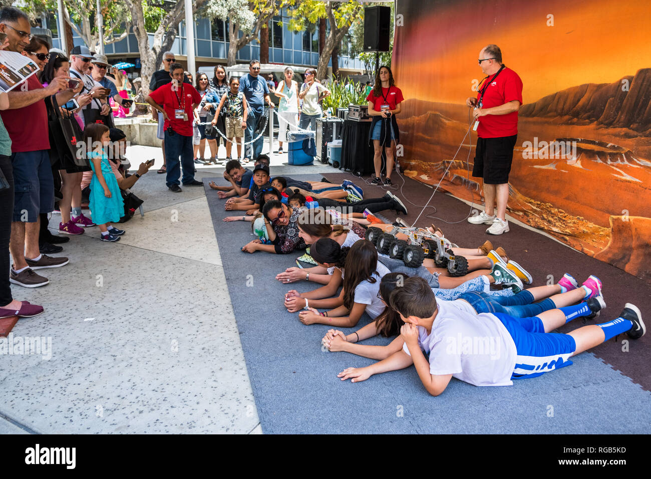 Juni 10, 2018 La Canada Flintridge/CA/USA - Kleines Fahrzeug fahren über die Rückseite einer Gruppe von Menschen, die "ein Ticket JPL' Ereignis zu erkunden Stockfoto