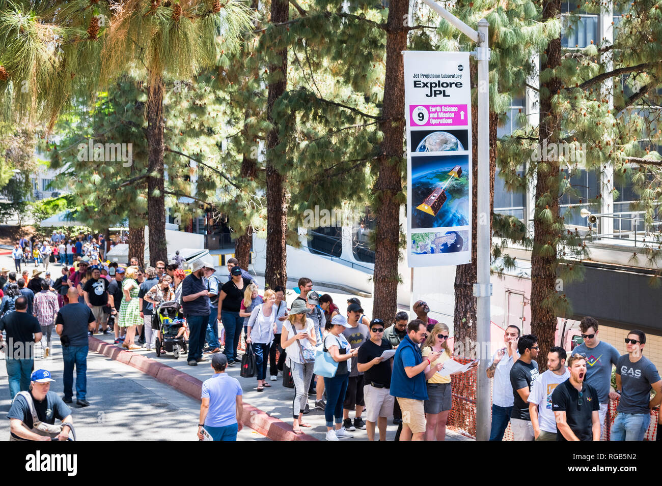 Juni 10, 2018 La Canada Flintridge/CA/USA - die Leute in der Schlange für den Besuch einer der Messen für ein Ticket JPL Ereignis zu erkunden Stockfoto
