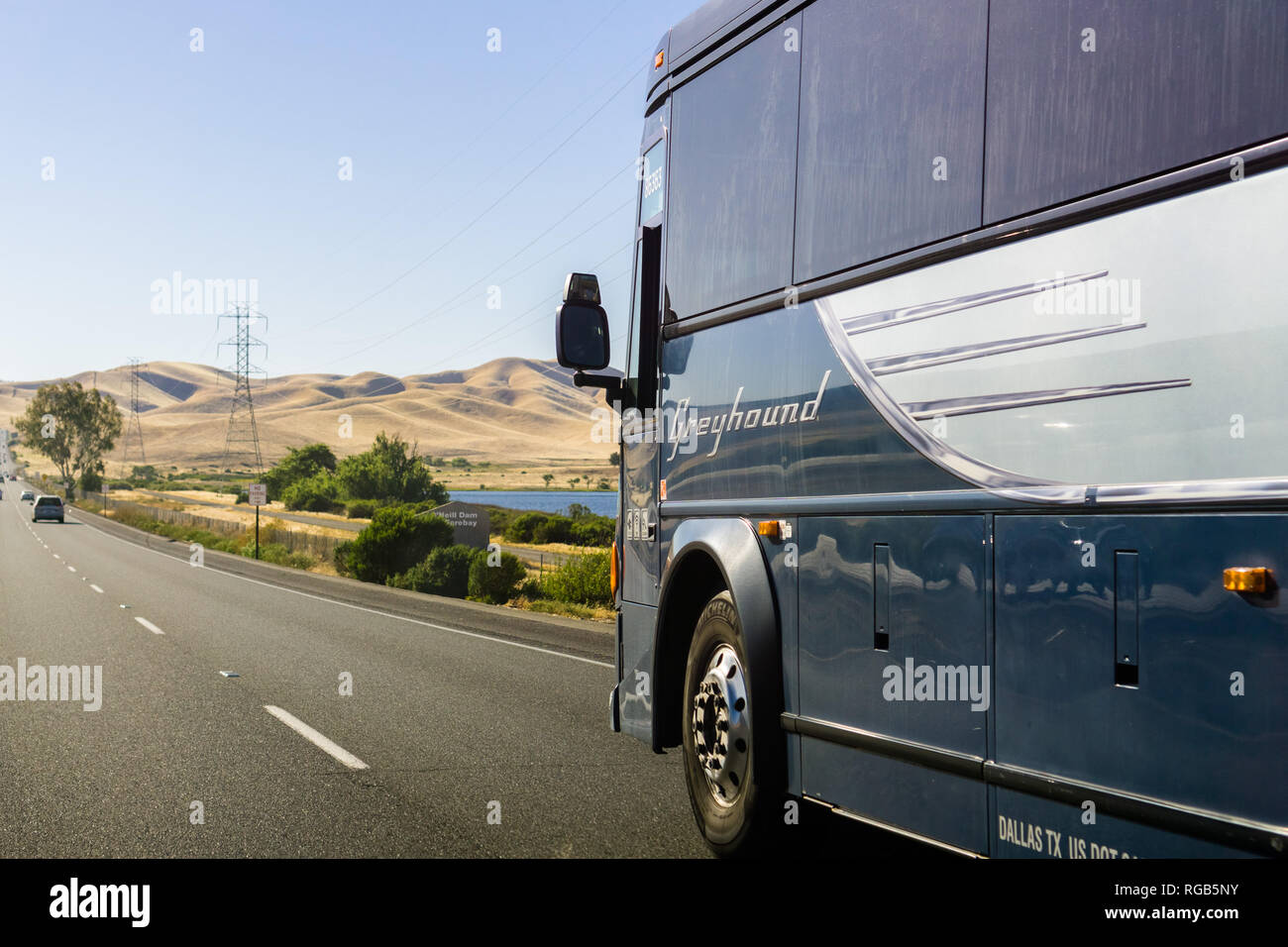 Juni 10, 2018 Los Banos/CA/USA - Greyhound Bus fahren in Richtung Norden auf die I5 Autobahn in Richtung San Francisco. Stockfoto