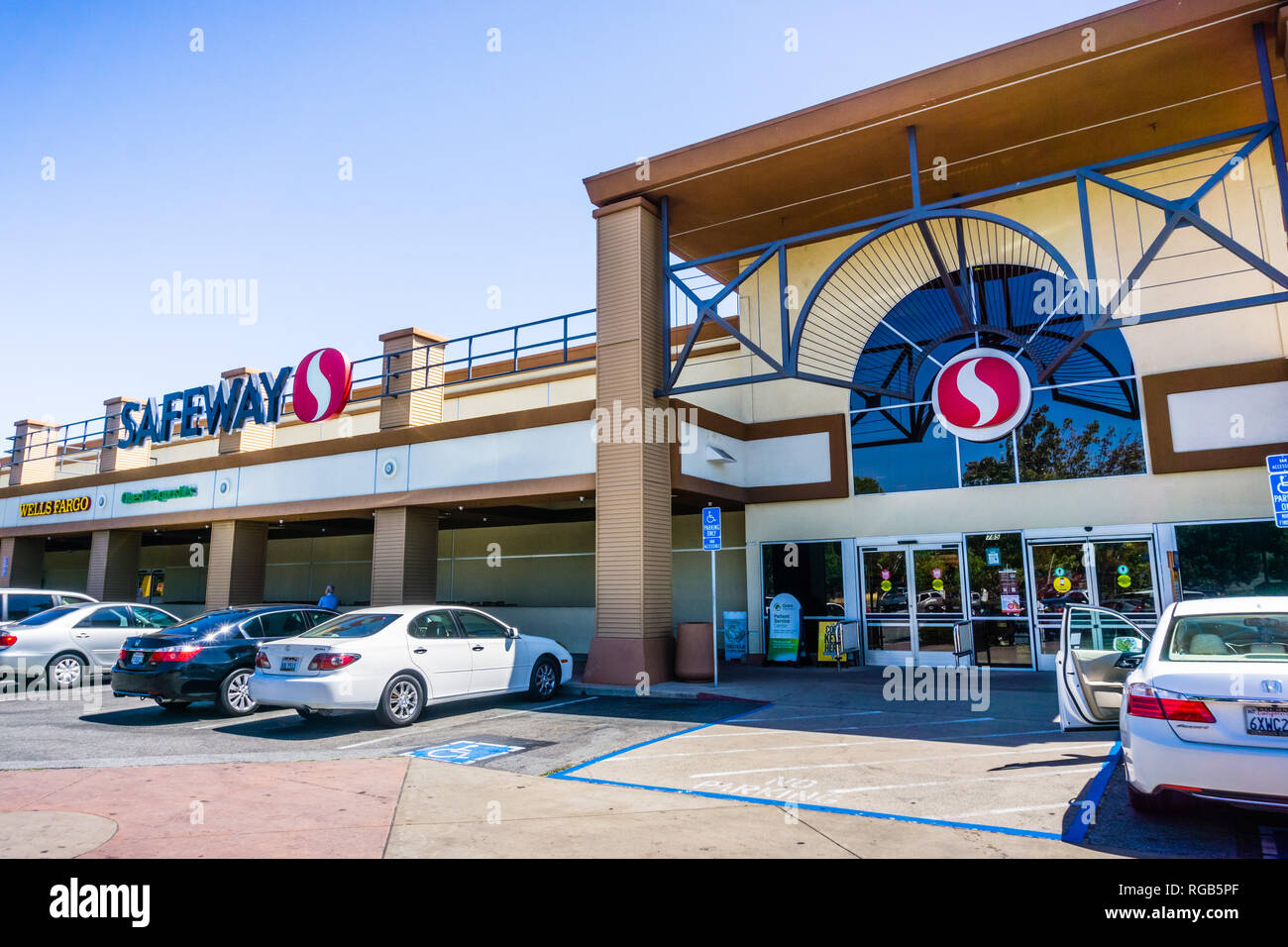 Juni 19, 2018 Santa Clara/CA/USA - Der Eingang eines der Safeway Supermärkte in South San Francisco Bay Area. Stockfoto