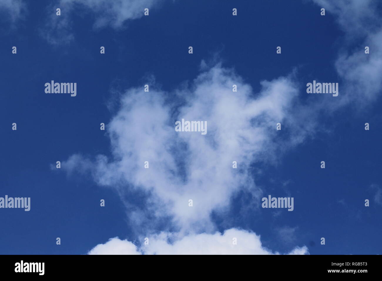 Herzförmige Wolke mit Pfeil Stockfoto