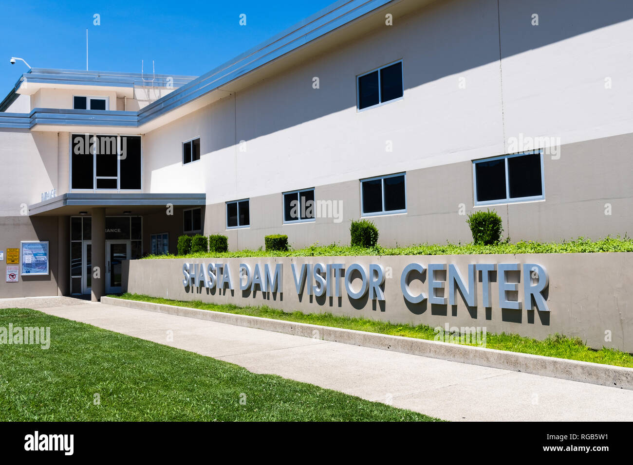 Juni 26, 2018 Shasta Lake/CA/USA - Außenansicht von Shasta Dam Visitor Center Gebäude in Nordkalifornien Stockfoto
