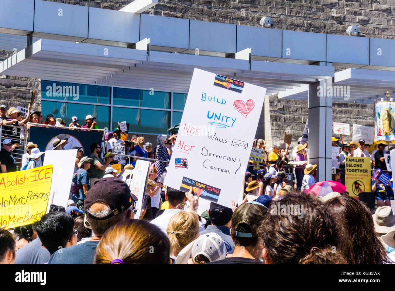 Juni 30, 2018 San Jose/CA/USA - "Bauen Einheit, keine Mauern, keine Haftanstalten' Schild am "Familien angehoben gehören zusammen" Kundgebung vor gehalten Stockfoto