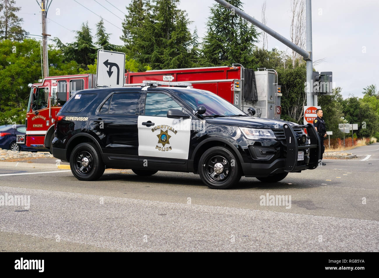 Juli 13, 2018 Sunnyvale/CA/USA - Polizei Auto- und Feuer-LKW gestoppt an der Unfallstelle in South San Francisco Bay Area. Stockfoto