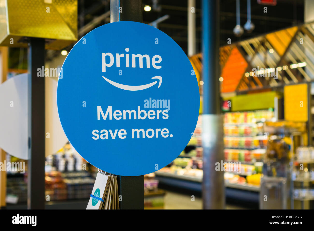 Juli 24, 2018 Santa Clara/CA/USA - Amazon Prime Mitglieder sparen mehr Zeichen in einem Whole Foods Stores in South San Francisco Bay Area angezeigt Stockfoto