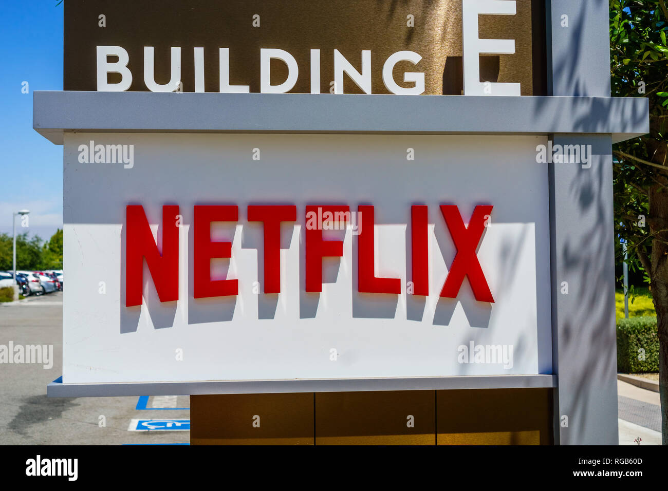 Juli 30, 2018 Los Gatos/CA/USA - Netflix Logo vor ihren Hauptsitz im Silicon Valley gelegen; South San Francisco Bay Area. Stockfoto