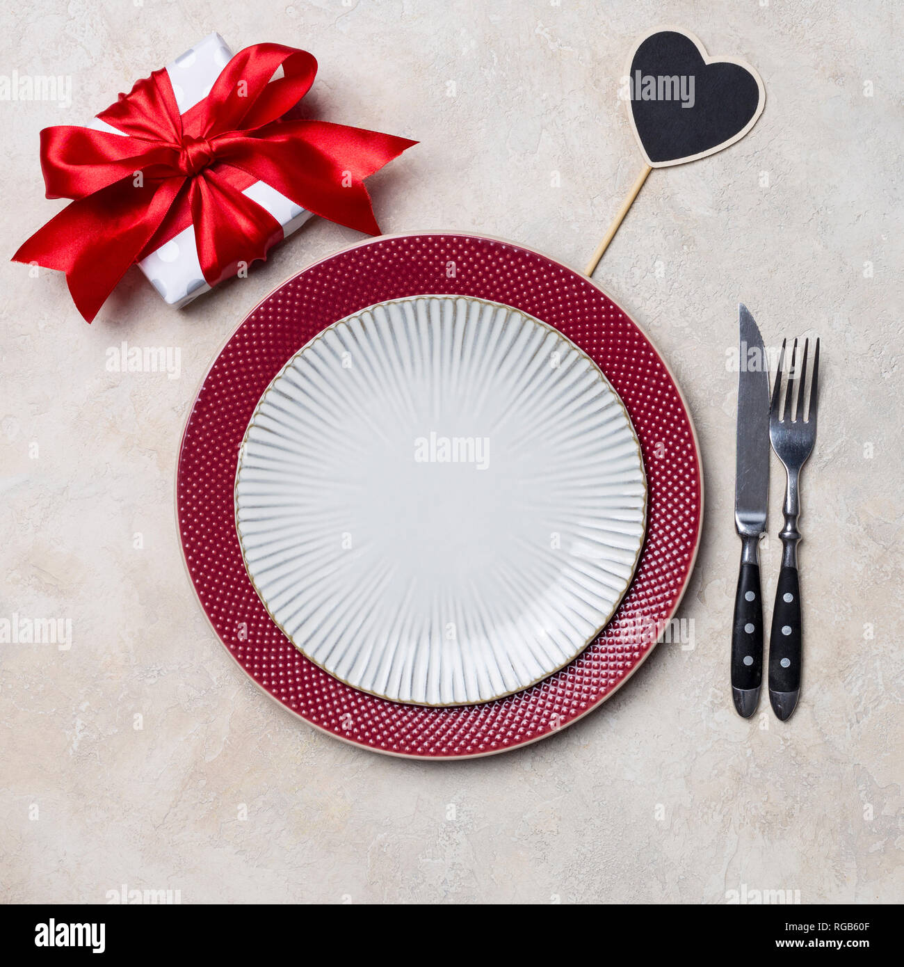 Romantische Servierteller für Urlaub Mahlzeit mit Geschenkbox und herzförmige Stick mit Speicherplatz auf weißem Hintergrund Stockfoto