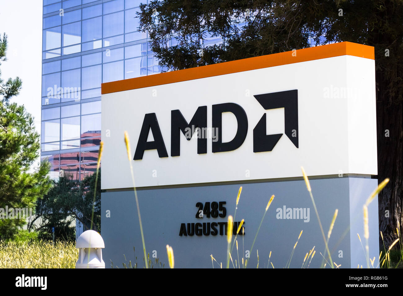 Juli 31, 2018 Santa Clara/CA/USA - AMD-Logo am Eingang zu den Büros im Silicon Valley, South San Francisco Bay Area. Stockfoto