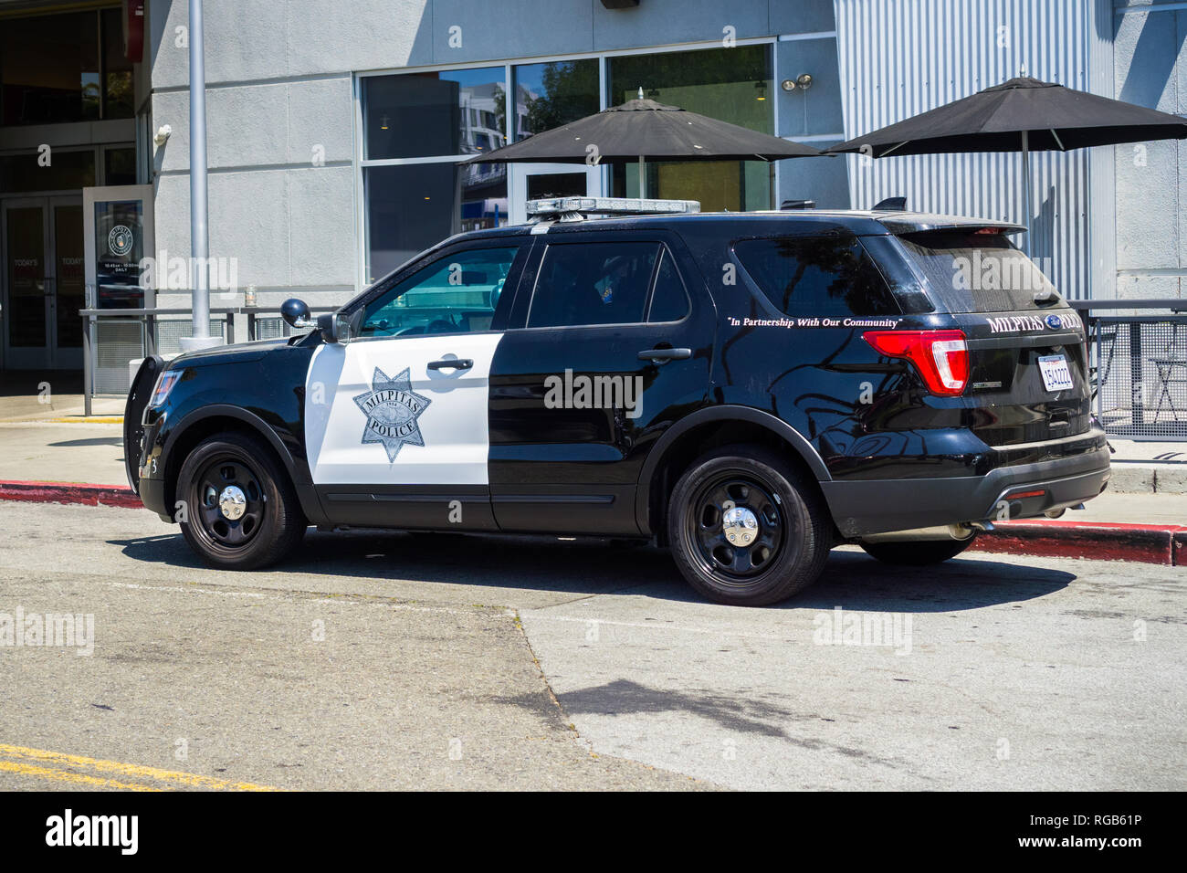 August 1, 2018 Milpitas/CA/USA - Polizei Auto auf der Seite der Straße vor einem Restaurant gestoppt; große Mall, South San Francisco Bay Area. Stockfoto