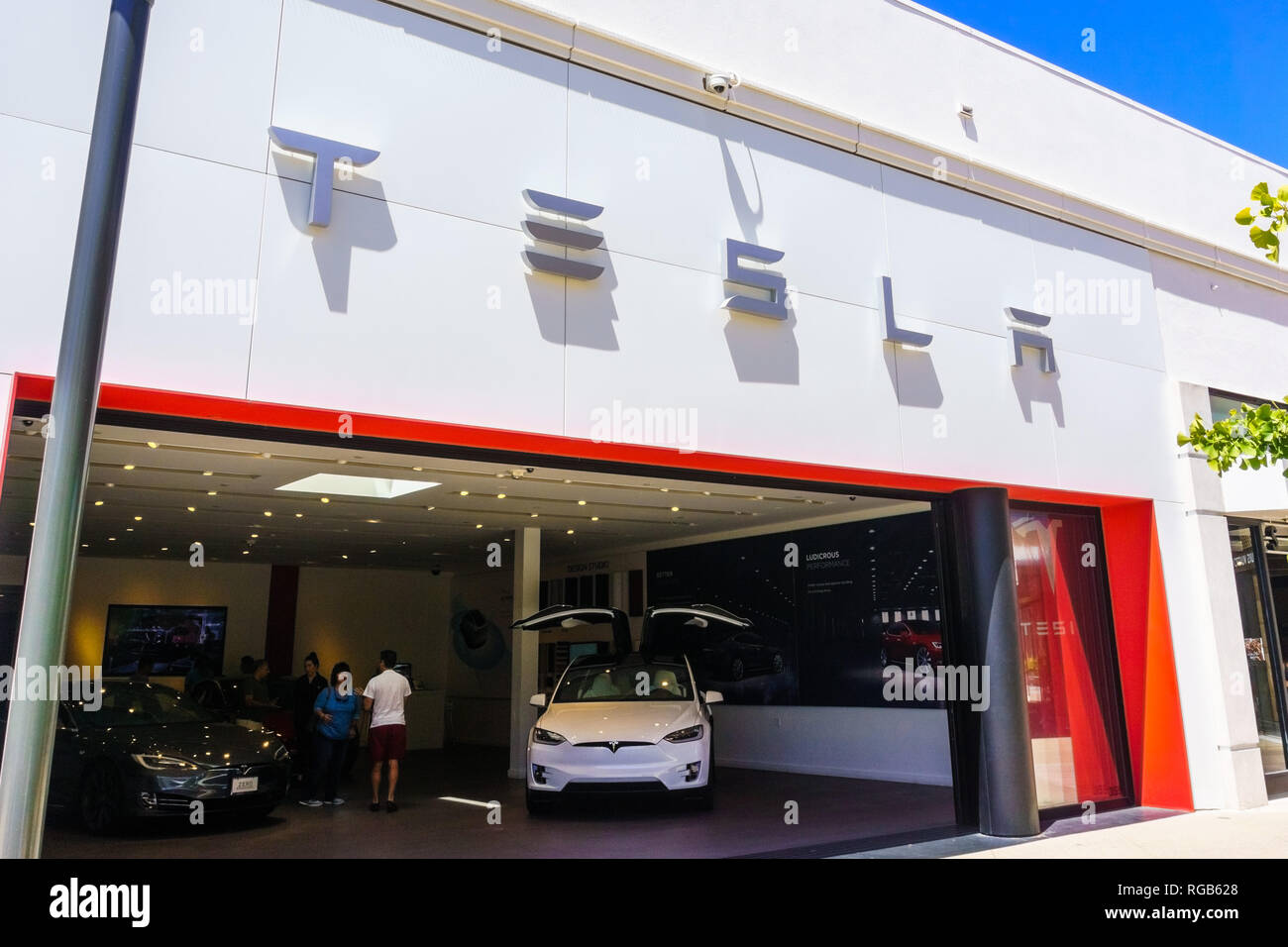 August 2, 2018 in Palo Alto/CA/USA-Tesla-Showroom in der gehobenen open air Stanford Shopping Mall, Silicon Valley, Kalifornien Stockfoto