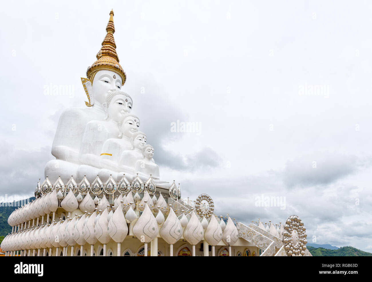 Buddha Statue hat große weiße fünf Körper auf dem Berg von Natur mit Cloud Nebel Abdeckung am Wat Phra That Pha Sorn Kaew Tempel umgeben ist eine touristische attra Stockfoto