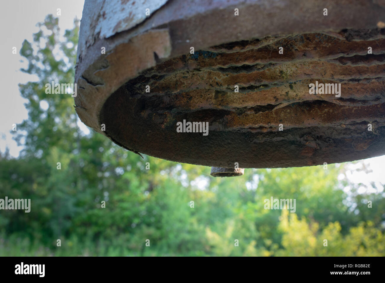 Ein rostiges Metall Kanalsanierung in einem offenen Feld an einem sonnigen Tag. Stockfoto