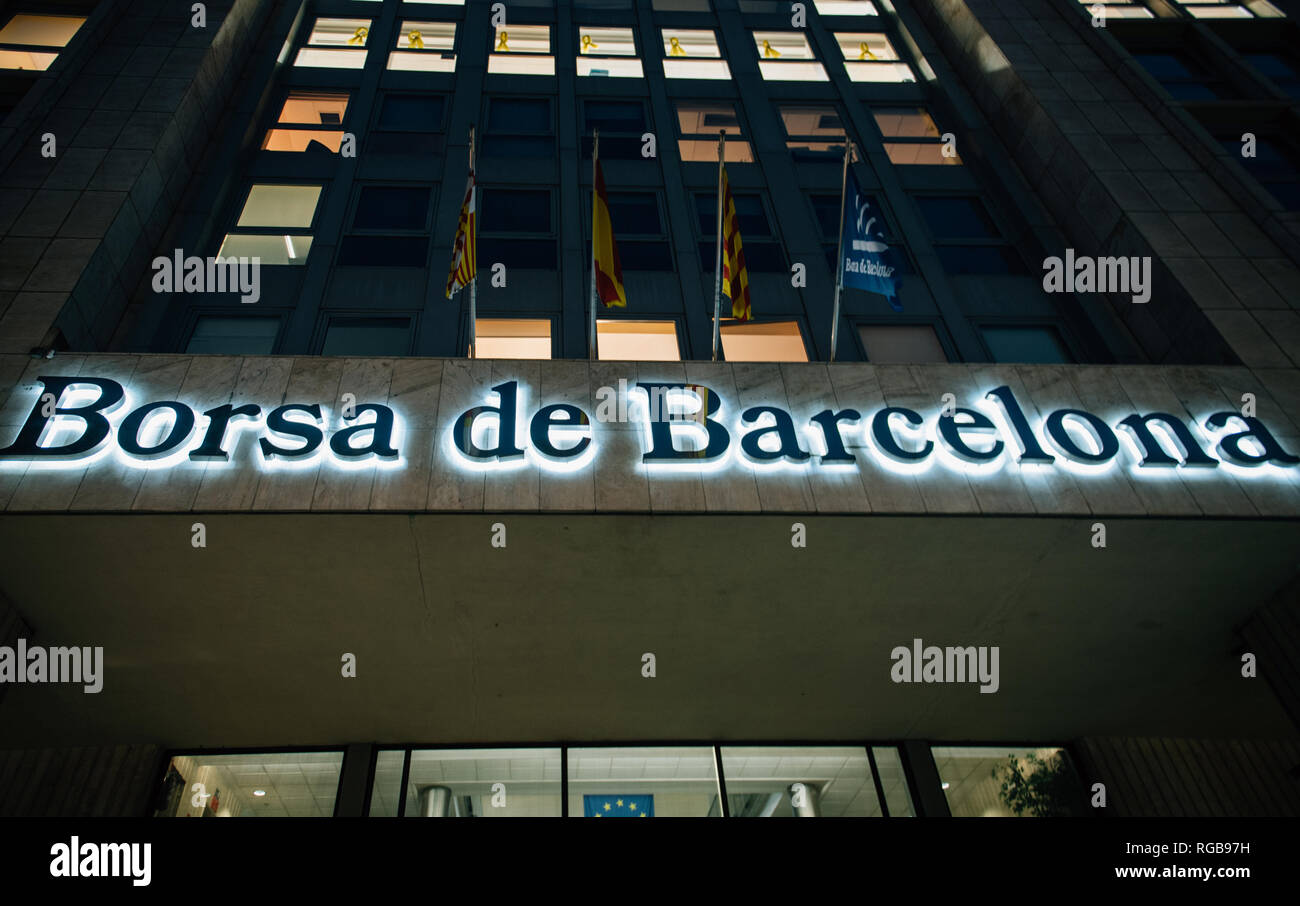 BARCELONA, SPANIEN - November 13, 2017: Leuchtreklame der Borsa de Barcelona Börse Nacht Blick von unten in das Finanzzentrum der Stadt Stockfoto