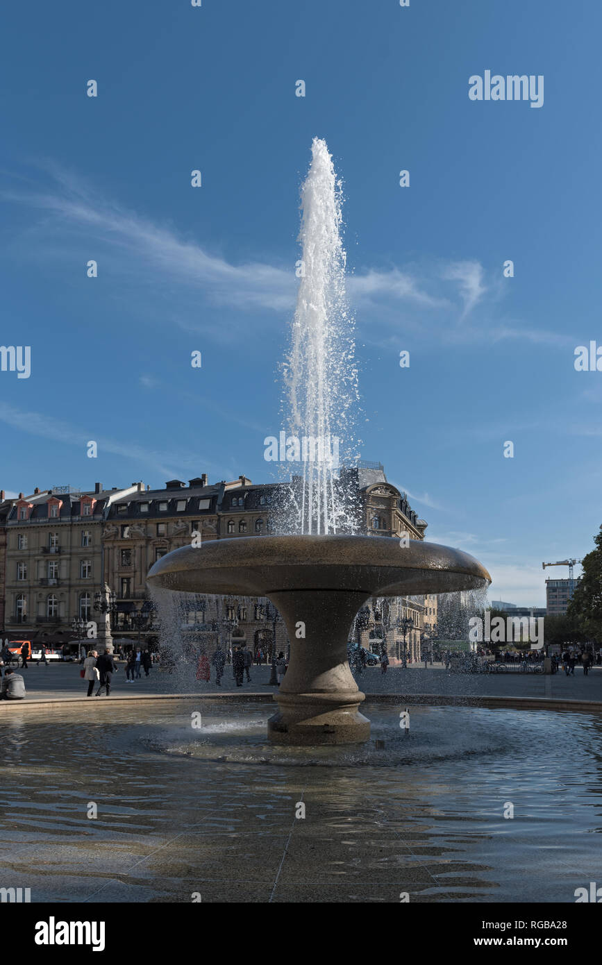 Alte Oper, Alte Oper in Frankfurt am Main mit Opera Brunnen und Wanderer, Deutschland Stockfoto