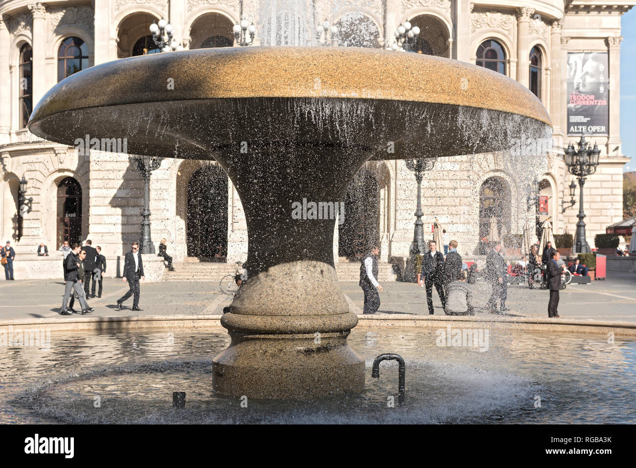 Alte Oper, Alte Oper in Frankfurt am Main mit Opera Brunnen und Wanderer, Deutschland Stockfoto