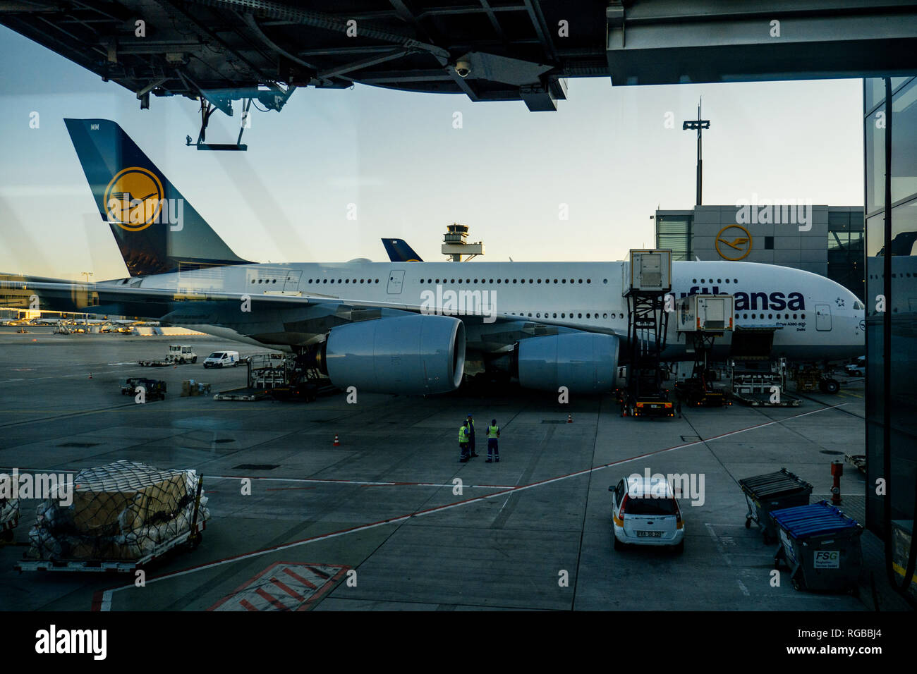 FRANKFURT, Deutschland - Apr 6, 2015: Lufthansa Airbus A380-800 Delhi auf Asphalt geparkt Laden Entladen von Gütern während des Aufenthalts auf der Internationalen Frankfurter Flughafen Stockfoto