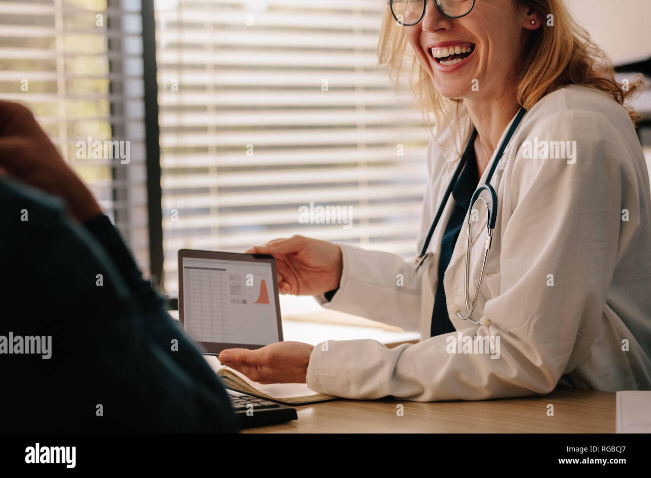 Ärztin zeigen Testergebnisse zu Patienten und lächelnd. Weibliche Arzt zufrieden mit Recovery ihrer Patienten. Stockfoto