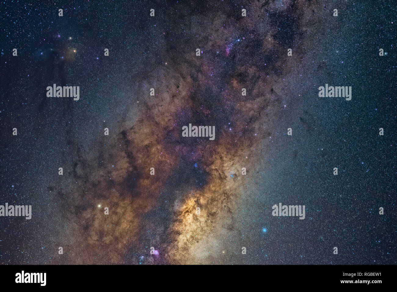 Nahaufnahme Detail des galaktischen Zentrums der Milchstraße und Rho Ophiuchi Stockfoto