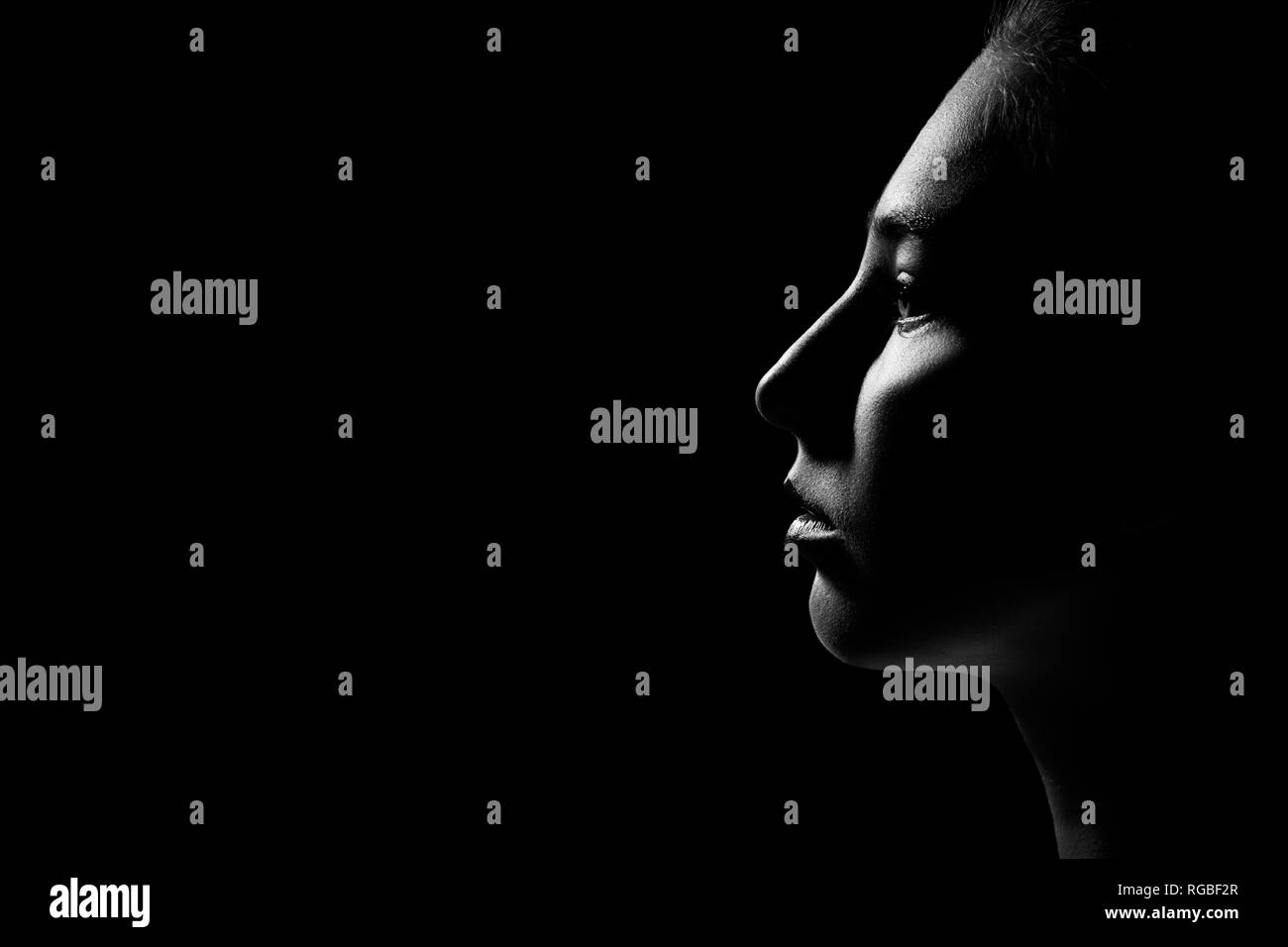 Traurige Frau Profil Silhouette auf schwarzen Hintergrund mit Kopie Raum, Monochrom Stockfoto
