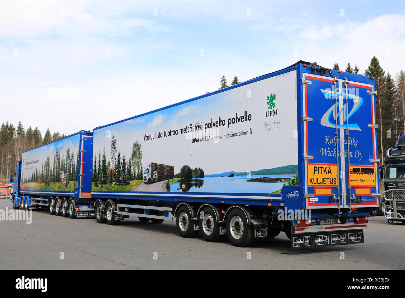 Laukaa, Finnland - 19. Mai 2017: 34 Meter lange Scania R730 Lkw rauhfaser Gespann auf Scania Ausstellung über Scania Zentrale Finnland. Stockfoto