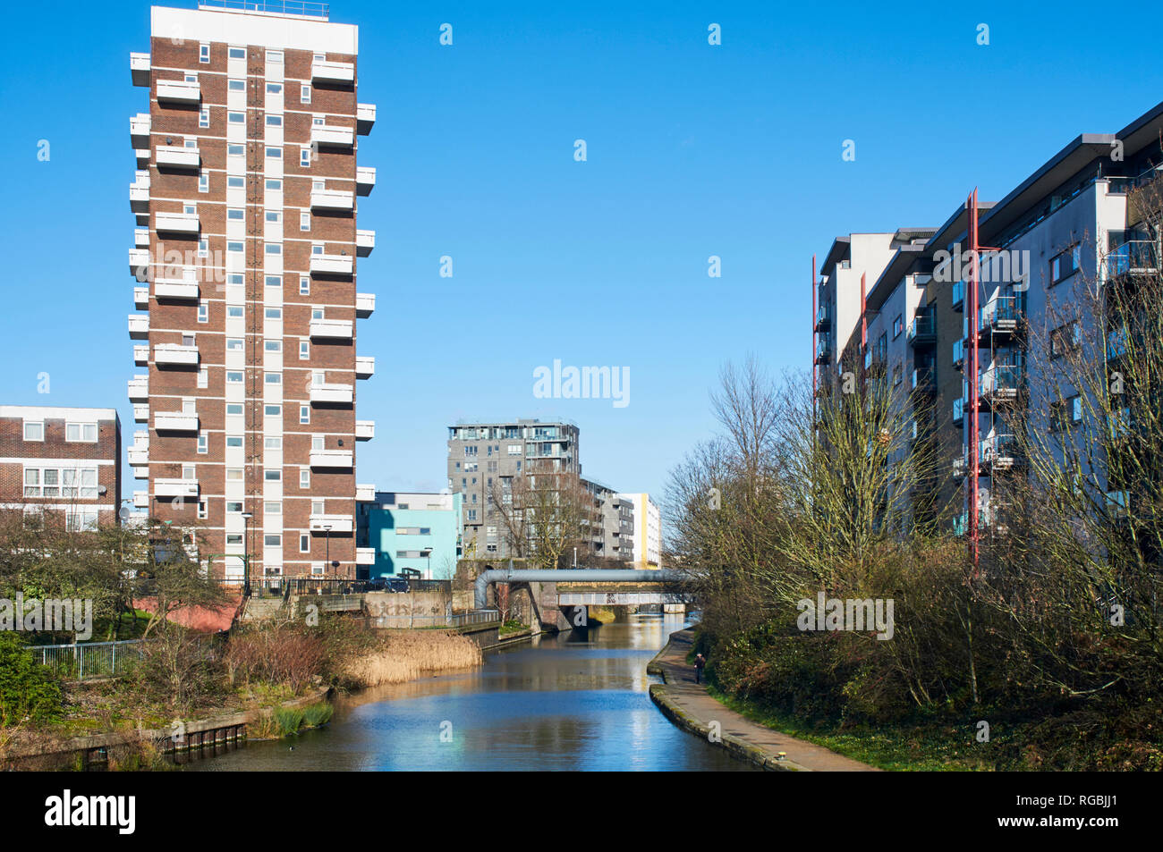 Hochhaus und neue Wohnungen, die durch die Regents Canal an Limehouse, East London UK, gesehen von der Commercial Road Stockfoto