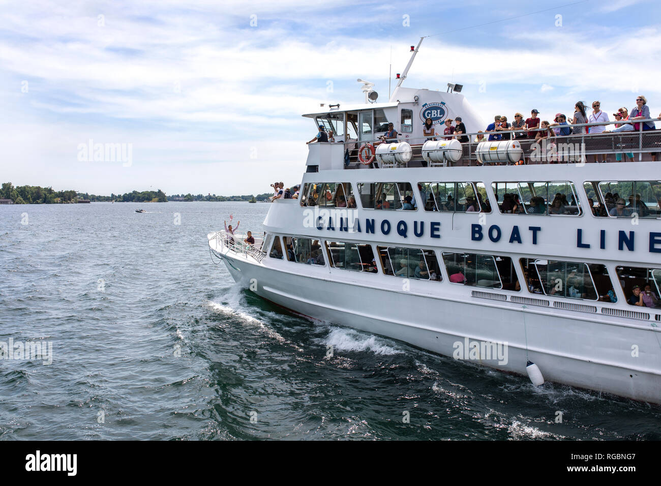 Thousand Islands National Park, St. Lawrence River, Ontario, Kanada, 17. Juni 2018: Touristische Ausflüge durch die Schären auf einem Boot Tour Stockfoto