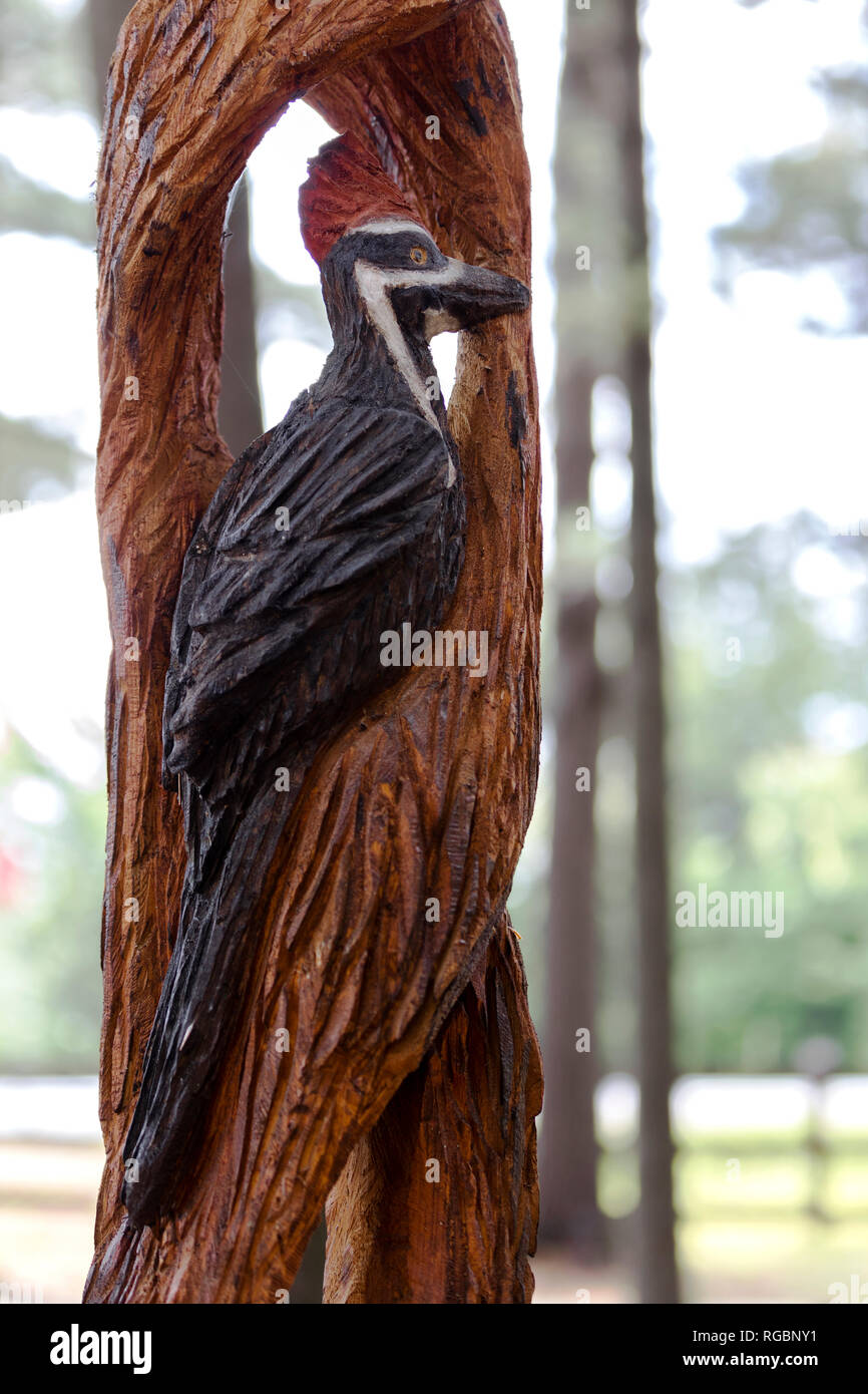 Rawdon, Quebec, Kanada, 18. Juni 2018: Holzskulptur von Specht im Parc des Cascades Stockfoto