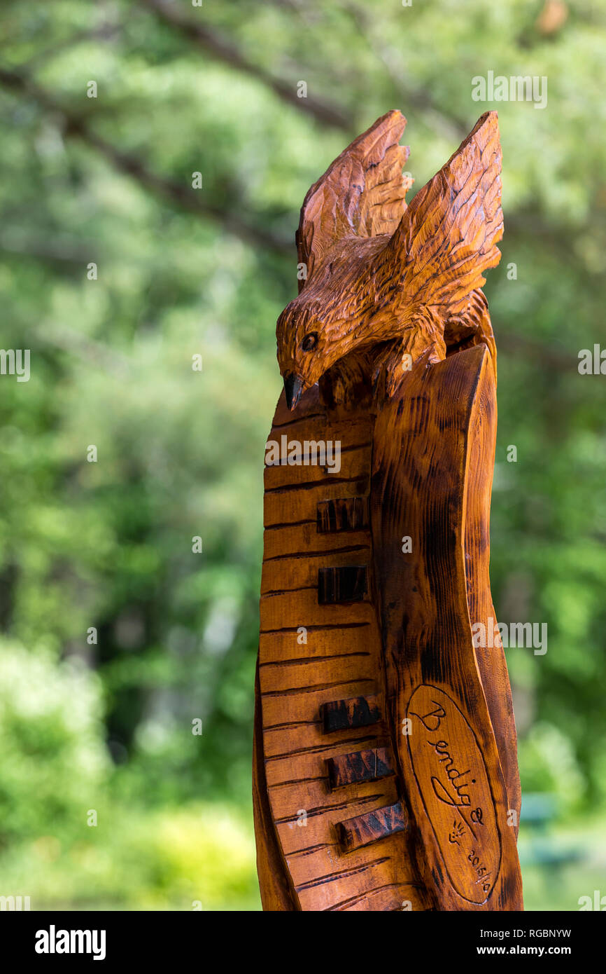 Rawdon, Quebec, Kanada, 18. Juni 2018: Holzskulptur von einem kleinen Vogel und einem Piano in der Parc des Cascades Stockfoto