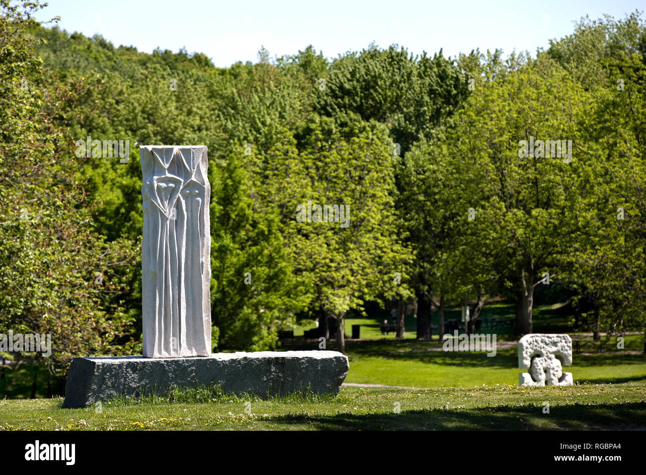 MONTREAL, QUEBEC, KANADA, 3. Juni 2018: Weiße Statuen im Mount Royal Park, auf einem Hintergrund von grünem Gras und Bäume Stockfoto