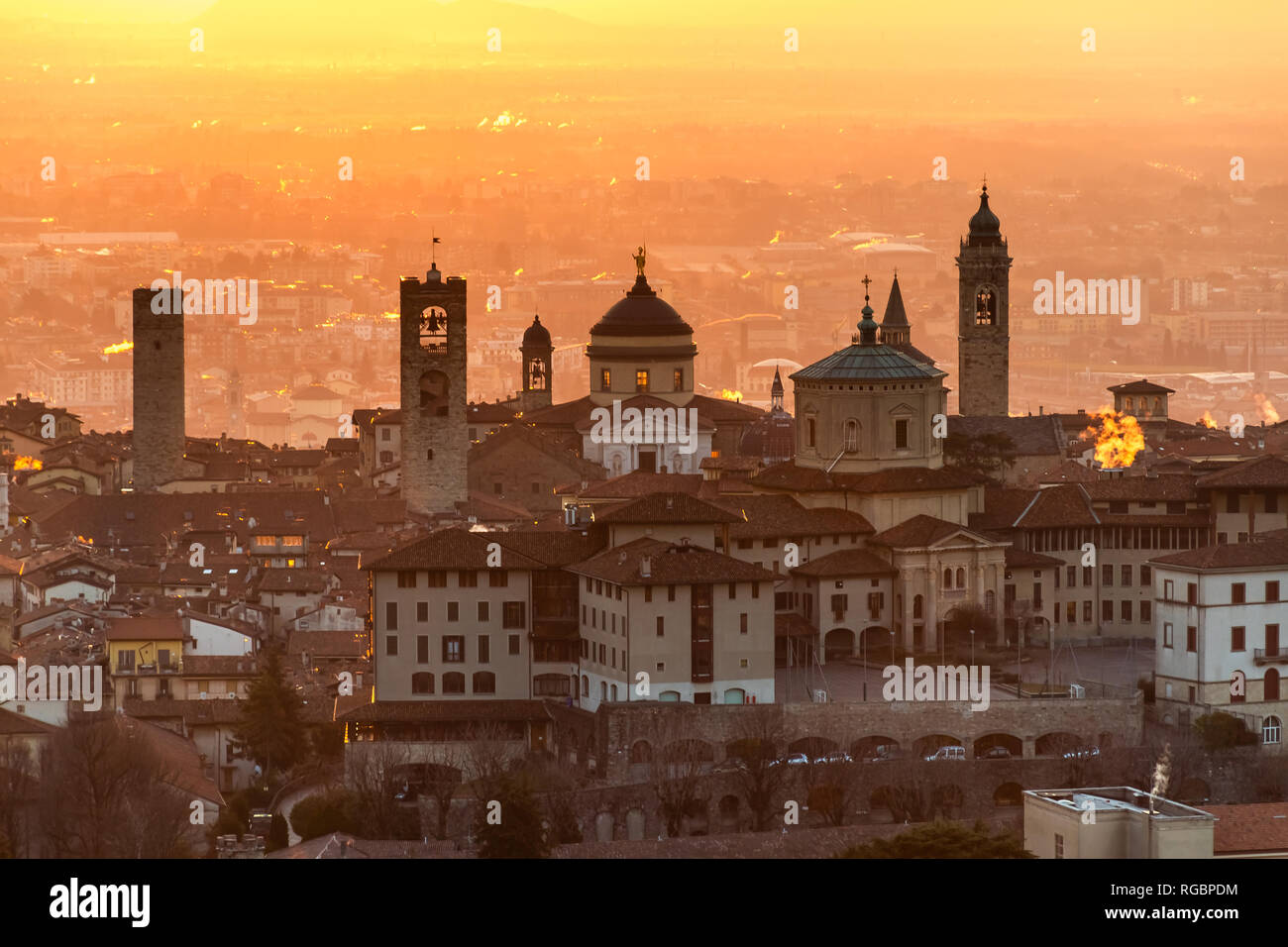 Schone Mittelalterliche Stadt Bei Sonnenaufgang Morgen Mit Den Wichtigsten Sehenswurdigkeiten Von Bergamo Lombardei Von Castello Di San Vigilio Italien Stockfotografie Alamy