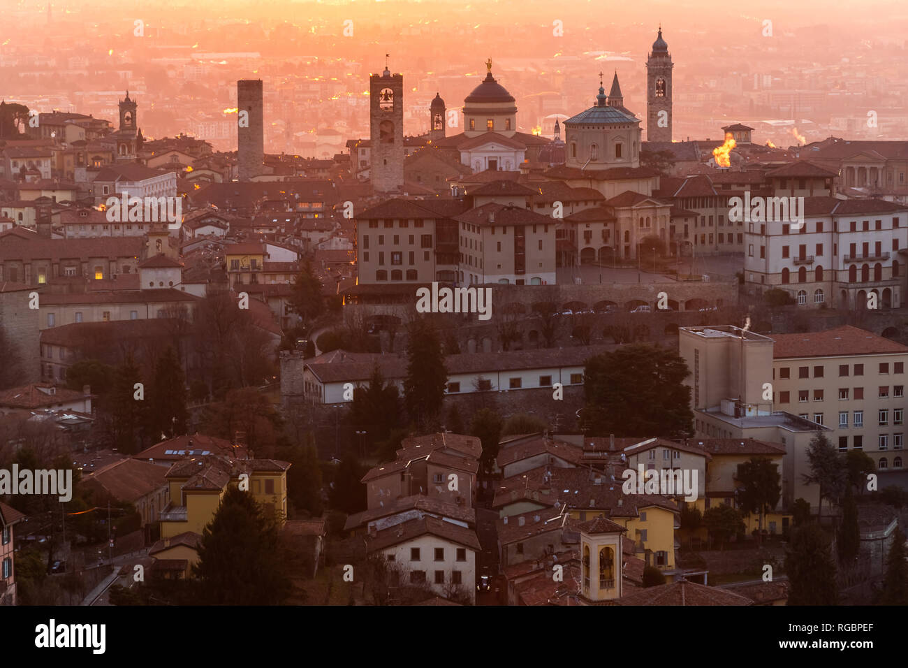 Schone Mittelalterliche Stadt Bei Sonnenaufgang Morgen Mit Den Wichtigsten Sehenswurdigkeiten Von Bergamo Lombardei Von Castello Di San Vigilio Italien Stockfotografie Alamy