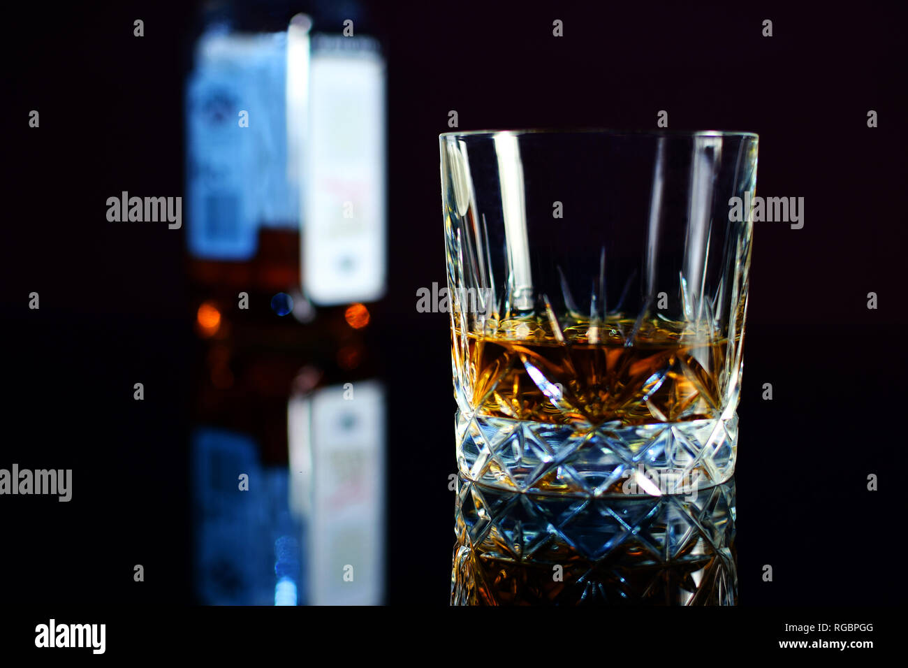 Whiskey in Kristallglas. Auf dem Hintergrund der Flasche. Stockfoto