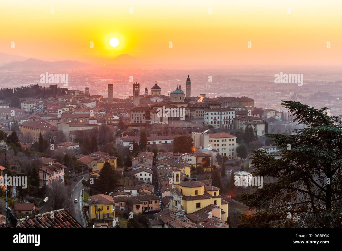 Schone Mittelalterliche Stadt Bei Sonnenaufgang Morgen Mit Den Wichtigsten Sehenswurdigkeiten Von Bergamo Lombardei Von Castello Di San Vigilio Italien Stockfotografie Alamy