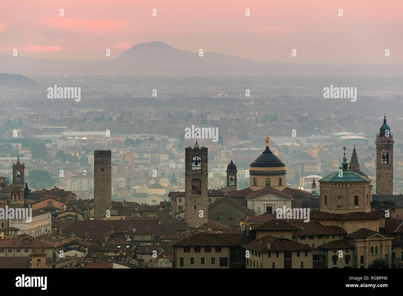 Schone Mittelalterliche Stadt Bei Sonnenaufgang Morgen Mit Den Wichtigsten Sehenswurdigkeiten Von Bergamo Lombardei Von Castello Di San Vigilio Italien Stockfotografie Alamy