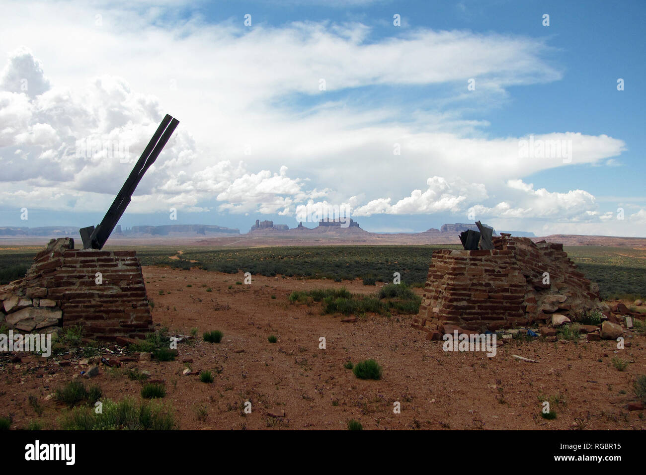 Drehort der Film Einmal im Westen, unter der Regie von Sergio Leone. Reste der gemauerten Bogen des hängenden Szene. Monument Valley auf der Rückseite. Stockfoto