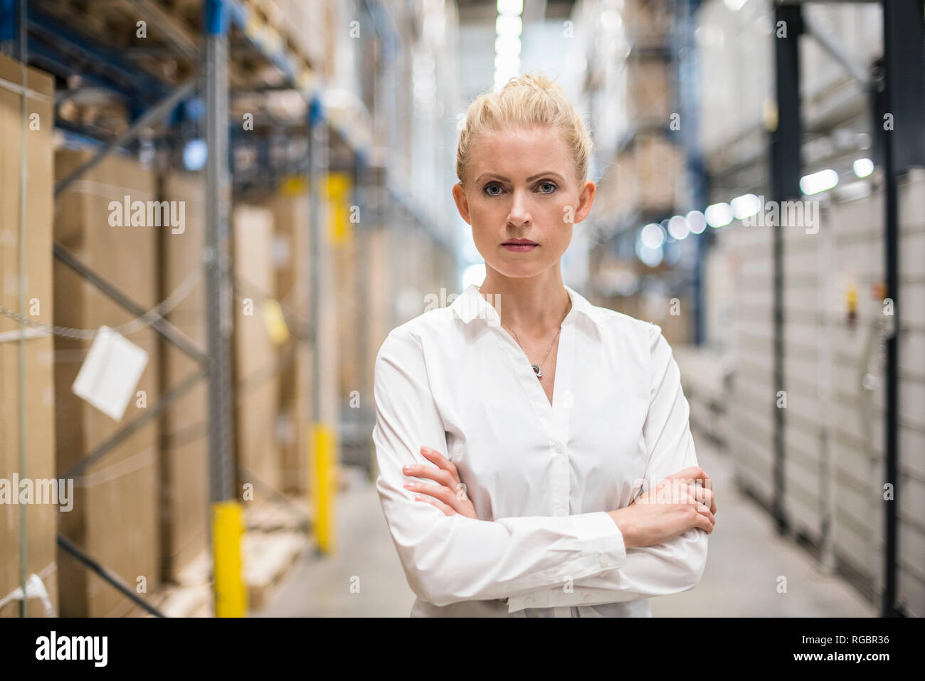 Portrait von selbstbewusste Frau in der Fabrik storehouse Stockfoto