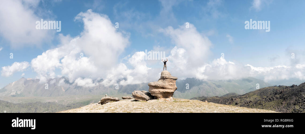 Russland, Kaukasus, Bergsteiger, der auf Felsen im oberen Baksan Tal Stockfoto