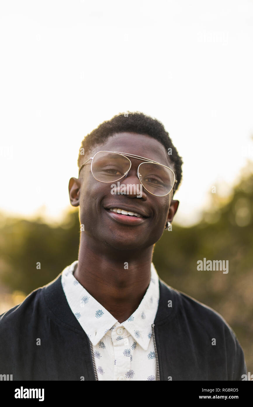 Porträt einer jungen Schwarzen, das Tragen einer Brille Stockfoto