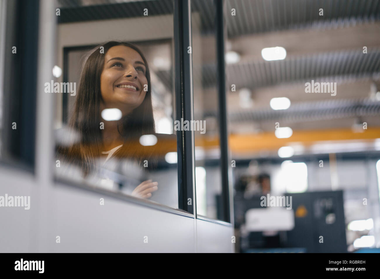 Selbstbewusste Frau, die in High-Tech-Unternehmen, außer Kontrolle Zimmer suchen Stockfoto