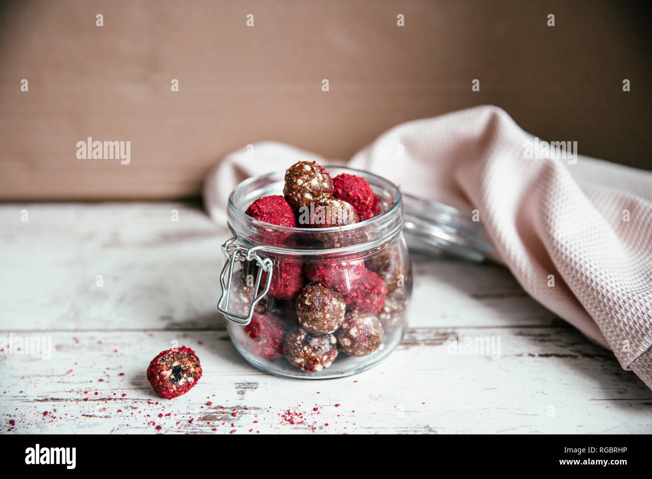 Energie Kugeln im Einmachglas, Datum, Rosinen und Cashew Stockfoto