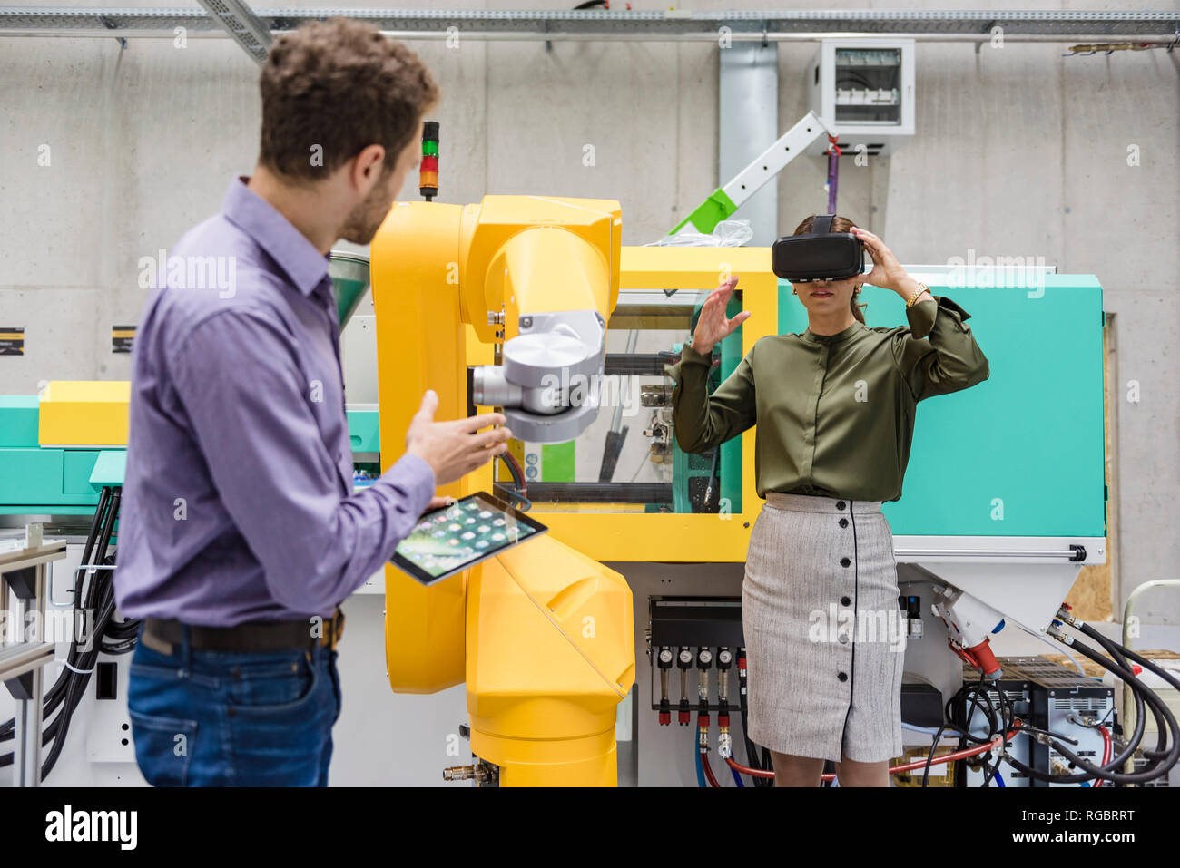 Kollegen in High-Tech Unternehmen Testen neuer Technologien, die Nutzung der digitalen Tablet- und VR-Brille Stockfoto