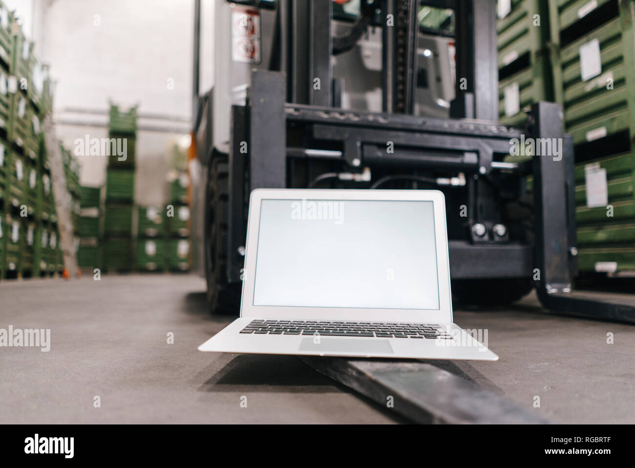 Laptop mit leerer Bildschirm im Werk Storage Stockfoto