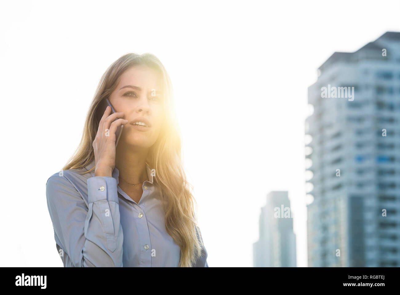 Business Frau spricht in Smartphone auf Stadt Dachterrasse Stockfoto