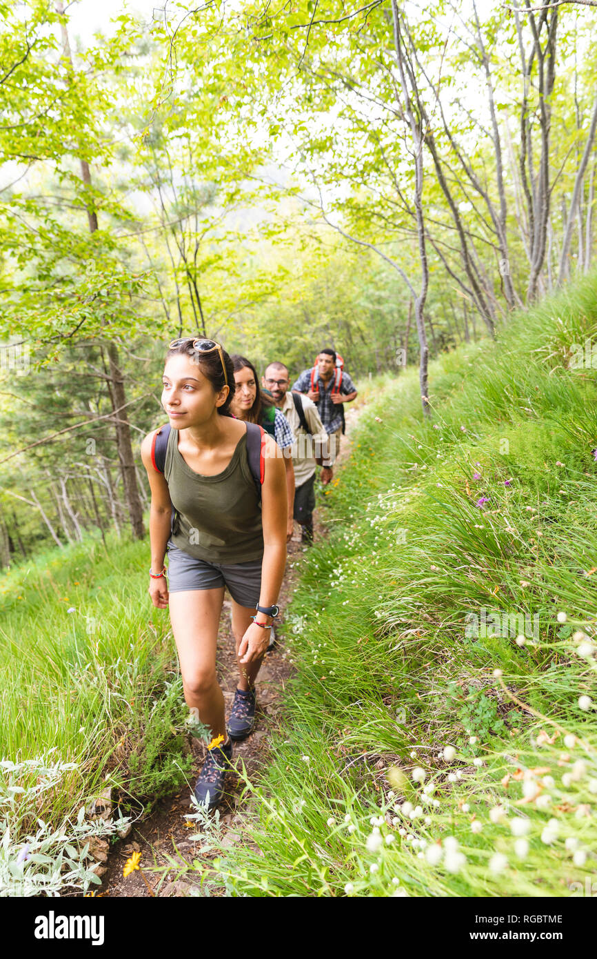 Italien, Massa, der Gruppe der jungen Menschen wandern in die Apuanischen Berge Stockfoto