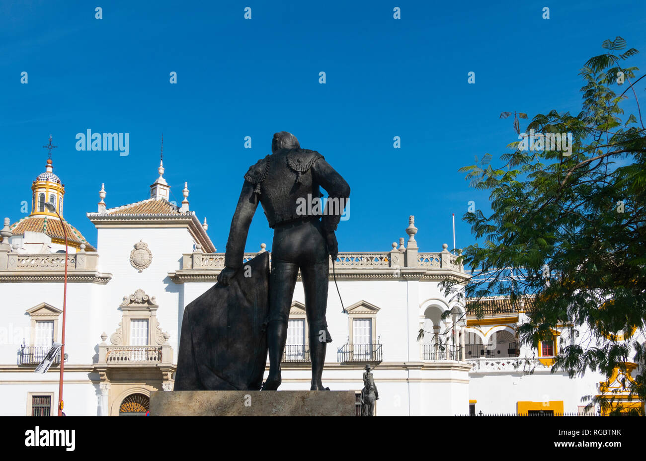 Stierkämpfer Statue von Manolo Vazquez gegenüber der Stierkampfarena von Sevilla Stockfoto