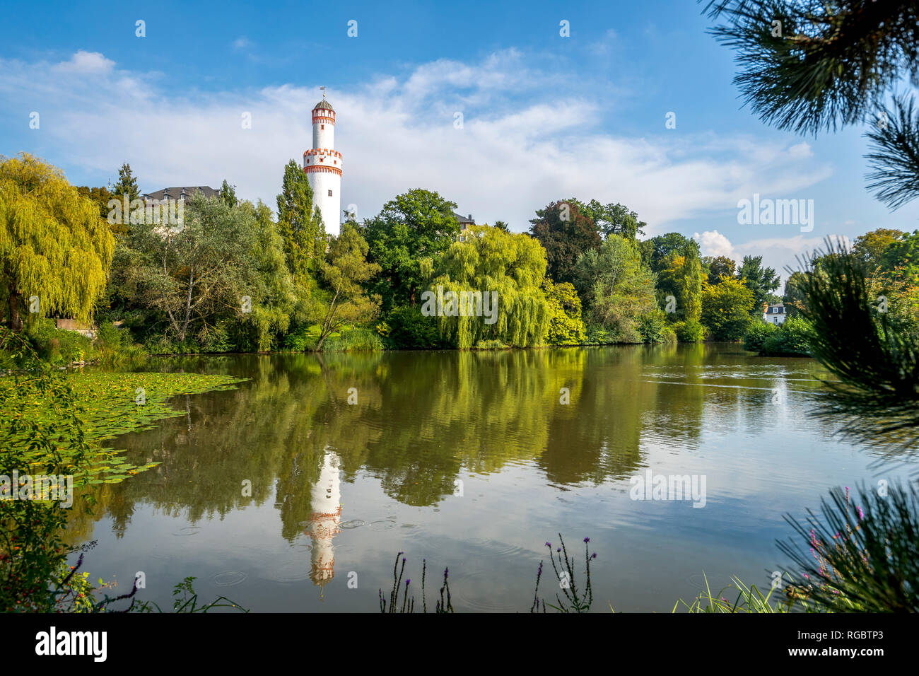 Deutschland, Hessen, Bad Homburg, Weißer Turm, den Schlossgarten und die See Stockfoto