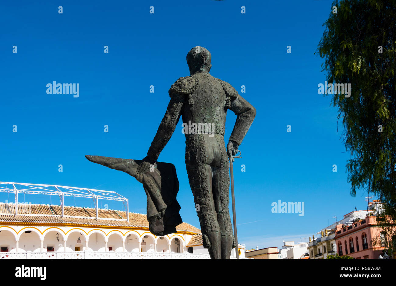 Statue von Matador Pepe Luis Vazquez gegenüber vom Plaza de Toros de la Real Maestranza de Caballería in Sevilla, Spanien Stockfoto