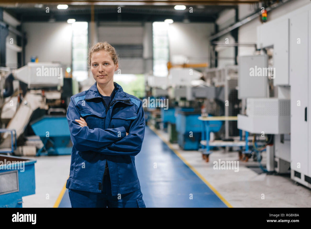 Junge Frau arbeiten als Facharbeiter in einem High-Tech-Unternehmen, Porträt Stockfoto