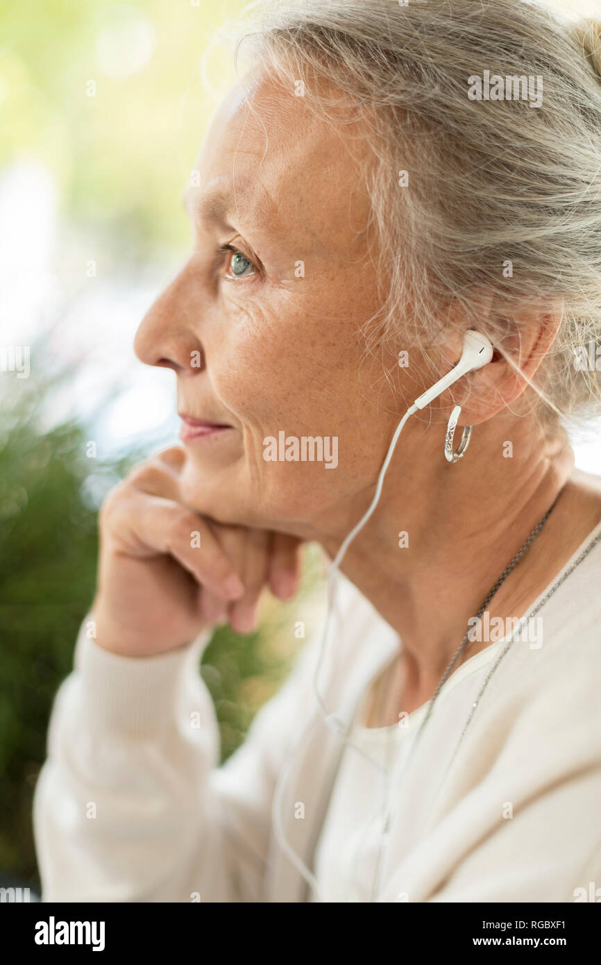 Profil anzeigen von älteren Frau mit Kopfhörer. Stockfoto