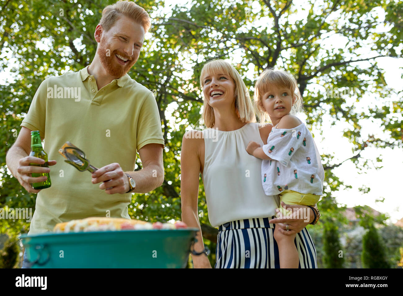 Glückliche Familie grillen im Garten Stockfoto